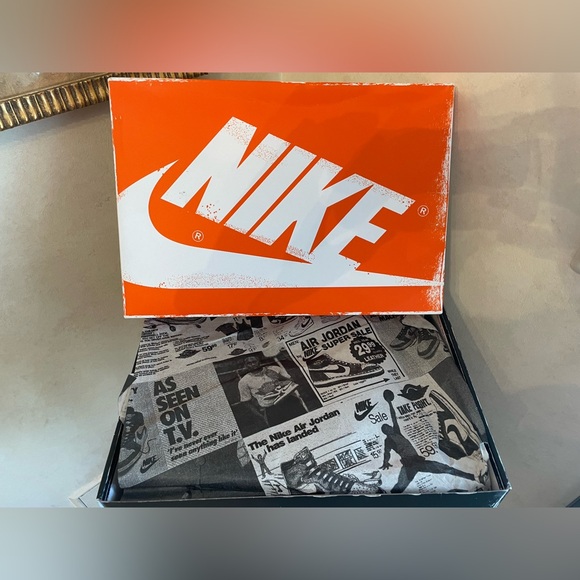 Air Jordan 1 Lost & Found - Picture 10 of 11